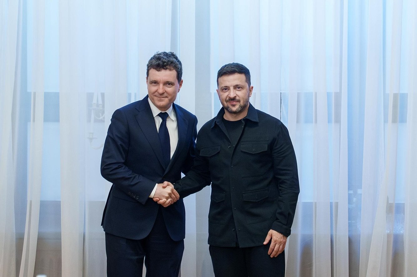 Ucraina și România vor să consolideze parteneriatul energetic pentru o securitate comună în fața amenințărilor regionale Președintele Ucrainei, Volodimir Zelenski, a avut vineri seară o discuție importantă cu omologul său român, Nicușor Dan, concentrându-se pe potențialul unui parteneriat energetic între cele două state