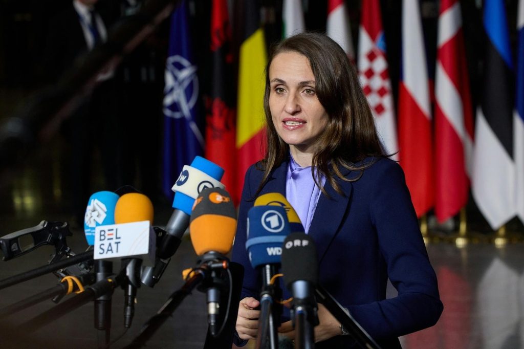Criza diplomatică de la București: PUSL cere demiterea ministrului Oana Ţoiu pe fondul criticilor privind poziționarea României în dosarul UE-Mercosur Partidul Umanist Social Liberal (PUSL) a solicitat, duminică, premierului Ilie Bolojan să ia măsuri imediate împotriva ministrului Afacerilor Externe, Oana Ţoiu, acuzată de conducerea formațiunii că a adoptat o poziție „gravă” și „distructivă” pentru interesele naționale în dosarul acordului comercial UE-Mercosur