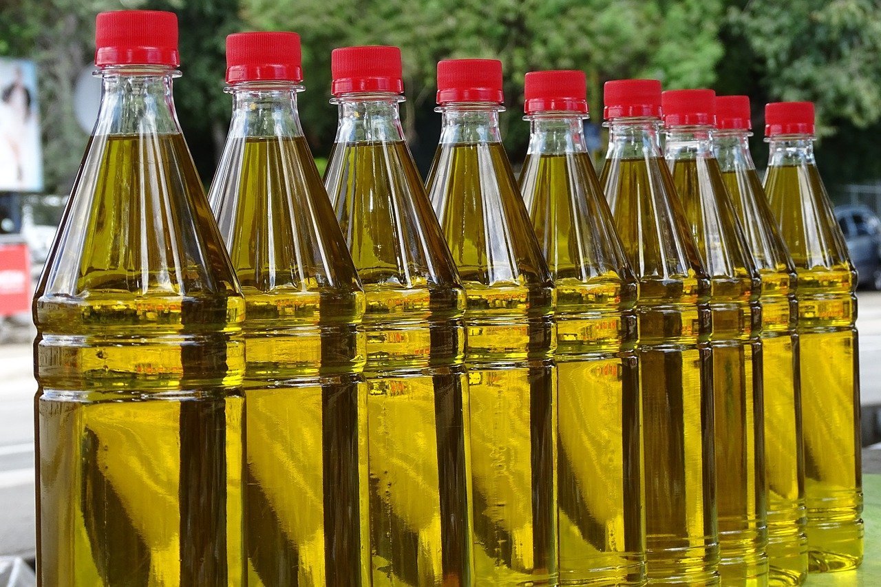 Controalele insuficiente asupra pesticidelor în uleiul de măsline importat, un motiv de îngrijorare pentru Uniunea Europeană Un raport recent al Curții de Conturi Europene scoate la iveală o serie de probleme grave în modul în care Uniunea Europeană monitorizează calitatea uleiului de măsline importat, în special din Tunisia