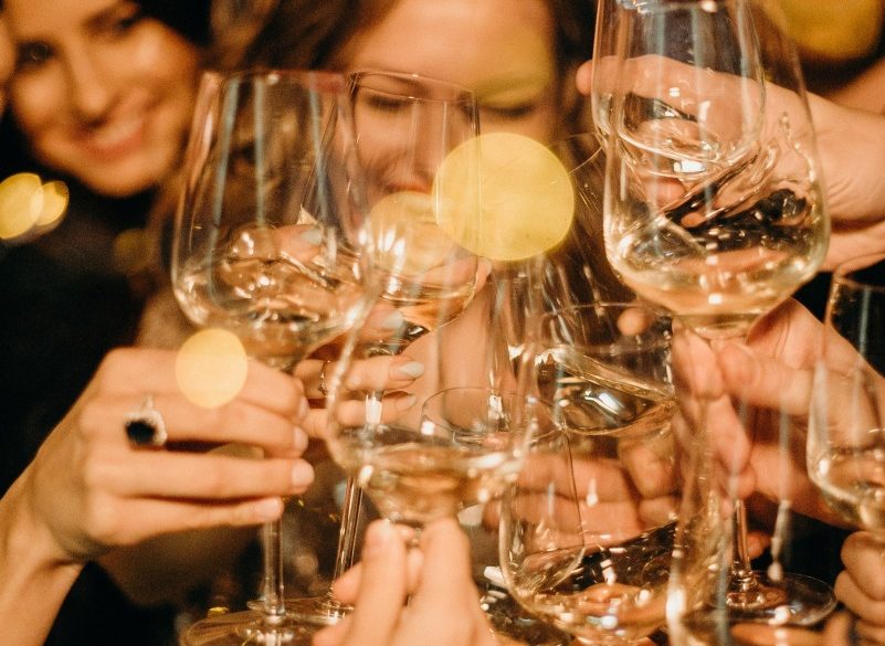 party-petrecere-revelion-distractie-vacanta-bautura-noroc-cottonbro-3171736-e1657382790968.jpg - JurnalUrban