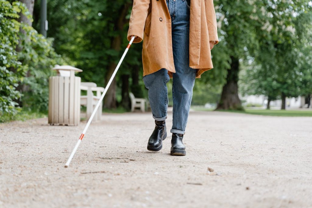 Aplicații care utilizează inteligența artificială pentru nevăzători, precum Be My Eyes sau Envision, devin din ce în ce mai populare, oferindu-le acestora posibilitatea de a accesa informații despre propria imagine fizică, un lucru considerat aproape imposibil în expresia clasică de până acum