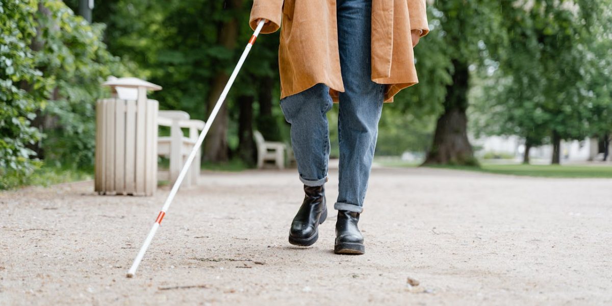 persoana-nevazatoare-deficienta-de-vedere-orb-baston-alb.jpg - JurnalUrban
