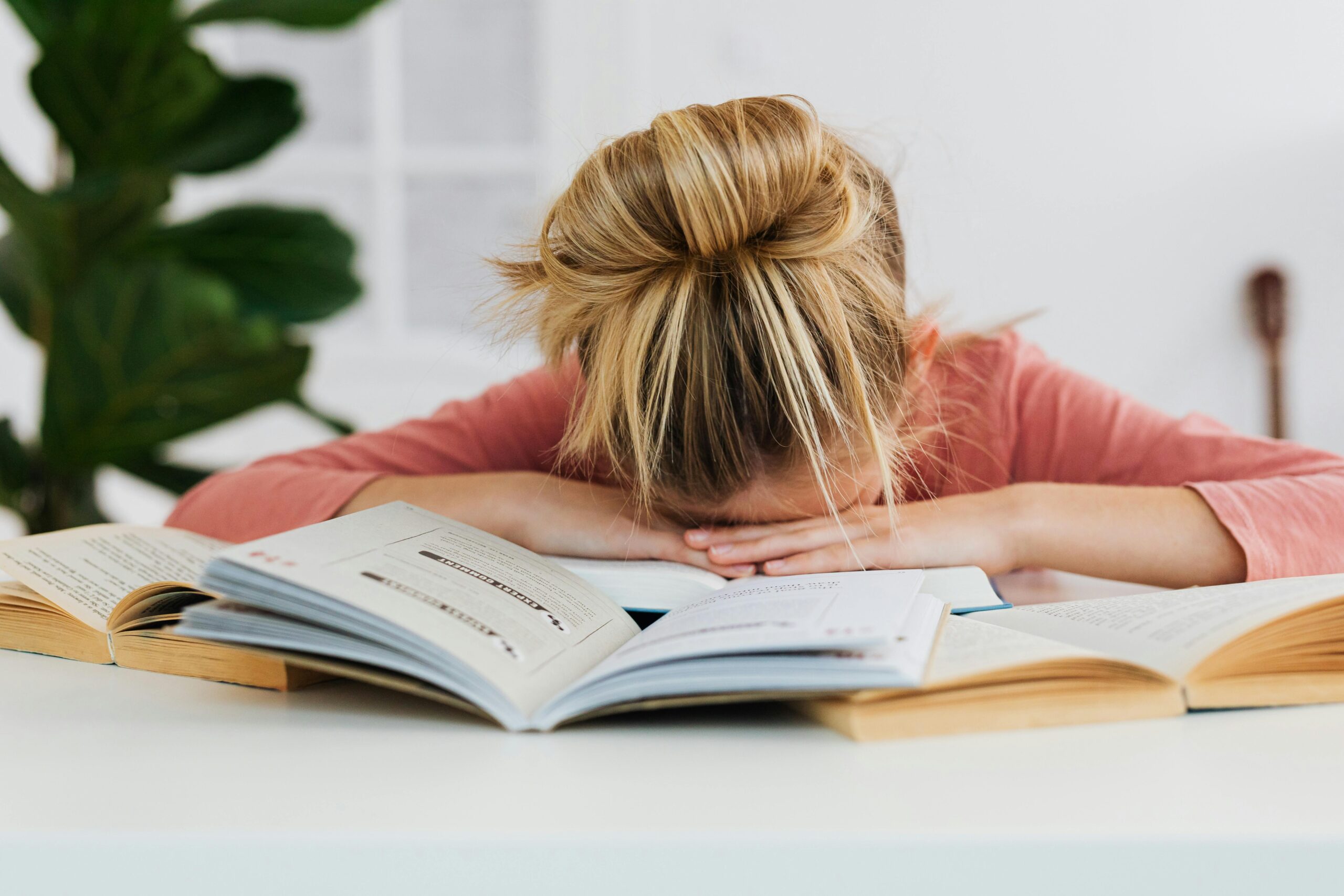 Procrastinarea, o provocare zilnică pentru milioane de oameni, rămâne o temă de interes constant în lumea ocupată de astăzi