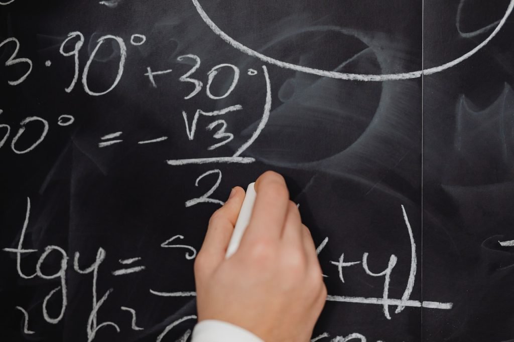 Alarmă în Franța: scăderea dramatică a nivelului de matematică, semnalată de un lider de companie O problemă de o gravitate sporită se profilează în peisajul educațional francez, după ce un important om de afaceri a lansat un avertisment extrem de dur privind scăderea consistentă a standardelor de matematică în țară