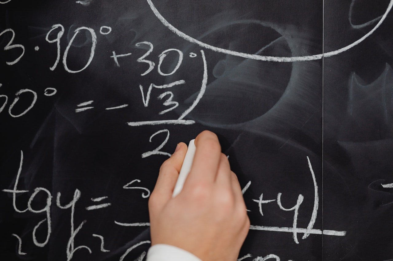 Alarmă în Franța: scăderea dramatică a nivelului de matematică, semnalată de un lider de companie O problemă de o gravitate sporită se profilează în peisajul educațional francez, după ce un important om de afaceri a lansat un avertisment extrem de dur privind scăderea consistentă a standardelor de matematică în țară