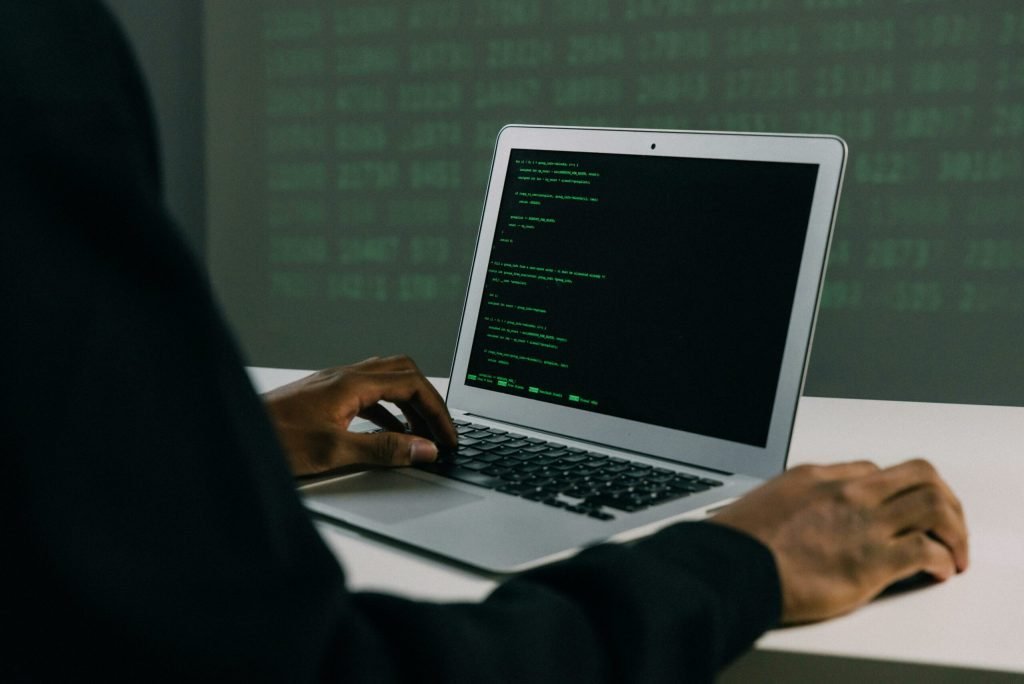 Conspirație internațională de proporții: afaceri frauduloase, centre de muncă forțată și o rețea globală de hacking Un caz dezvăluit recent scoate în evidență amploarea și gravitatea riscurilor generate de criminalitatea cibernetică și fraudele transfrontaliere în era digitală