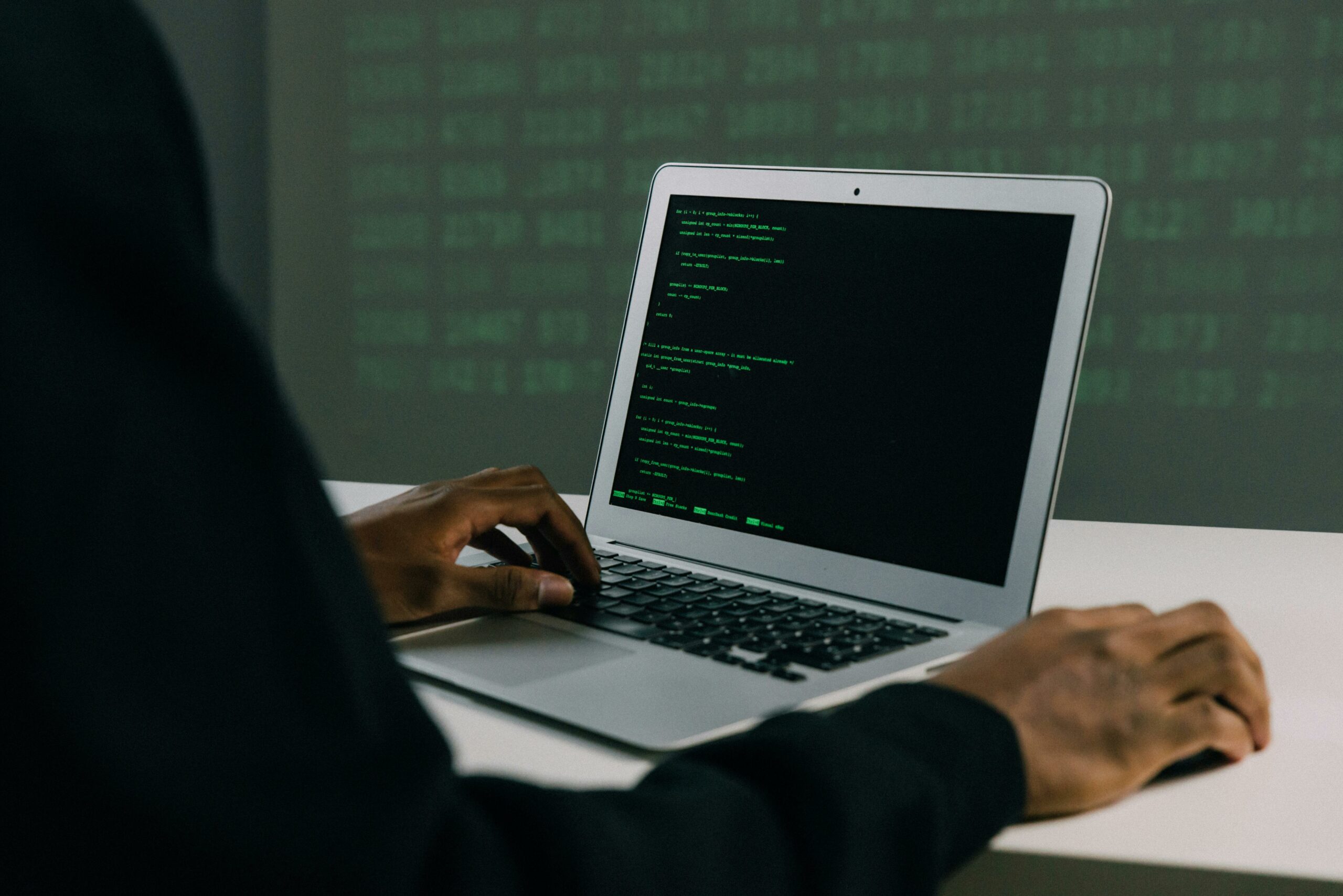Conspirație internațională de proporții: afaceri frauduloase, centre de muncă forțată și o rețea globală de hacking Un caz dezvăluit recent scoate în evidență amploarea și gravitatea riscurilor generate de criminalitatea cibernetică și fraudele transfrontaliere în era digitală