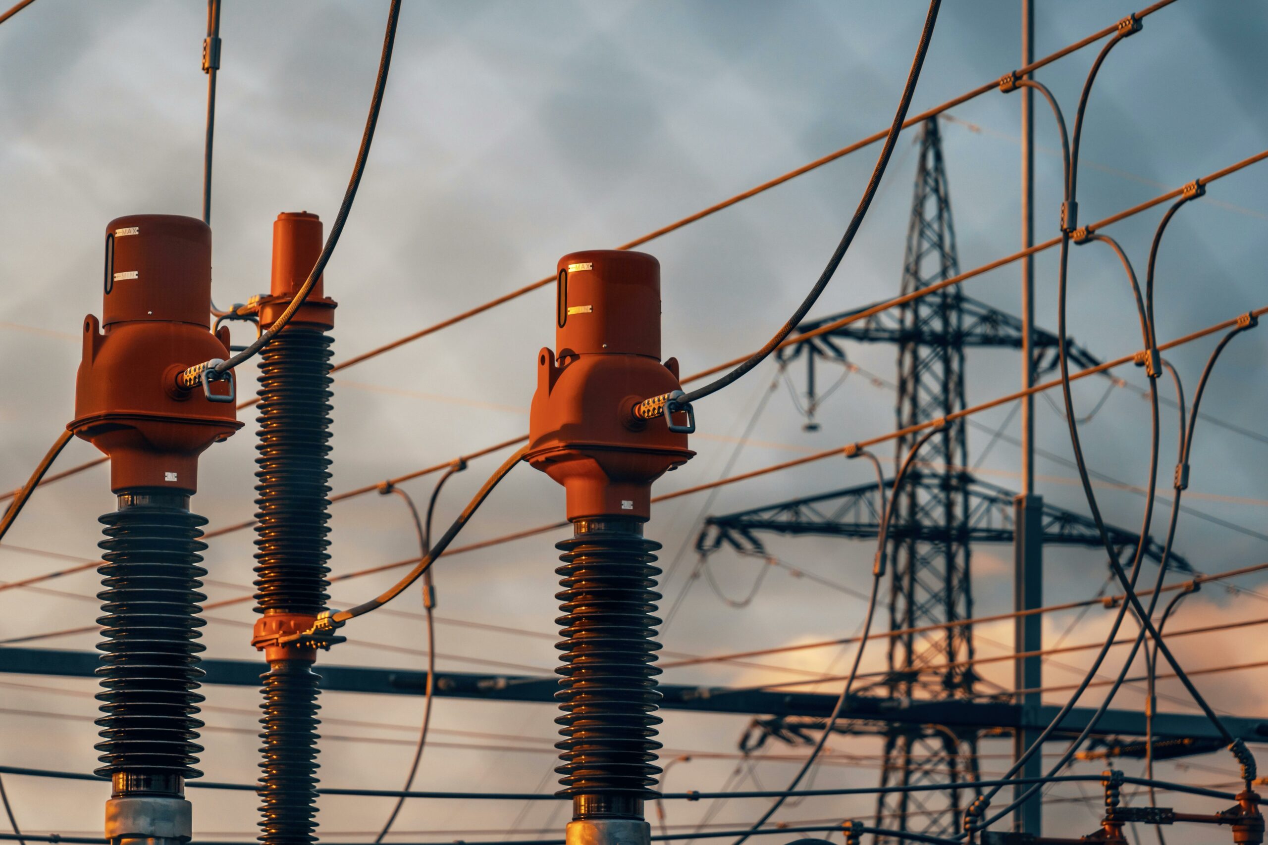Criza energetică generată de cererea spimală pentru centrele de date AI din SUA riscă să lase milioane de oameni fără curent electric, în contextul în care rețelele de distribuție ajung la limitele lor