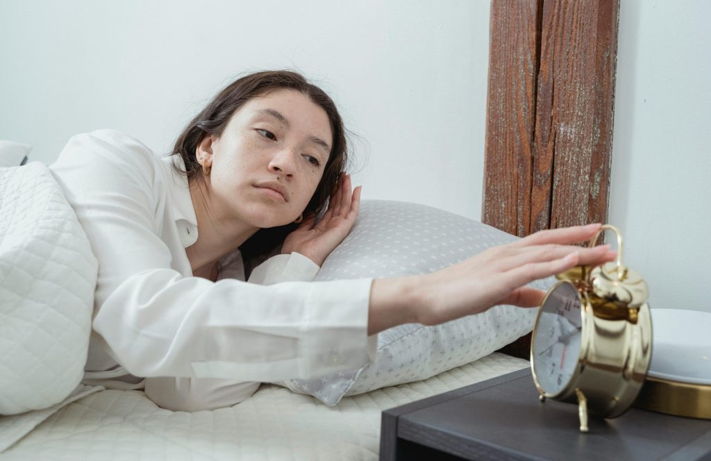 ** Studiu global arată că motivația influențează semnificativ calitatea somnului, iar utilizarea smartphone-urilor afectează profund obiceiurile nocturne Un studiu recent, desfășurat pe o perioadă de șase luni și care a urmărit peste 21.000 de adulți din întreaga lume, scoate la iveală o realitate poate incredibilă pentru mulți: modul în care oamenii folosesc telefoanele inteligente poate fi direct legat de calitatea somnului lor, iar motivația din spatele fiecărei acțiuni nocturne pare să joace un rol esențial