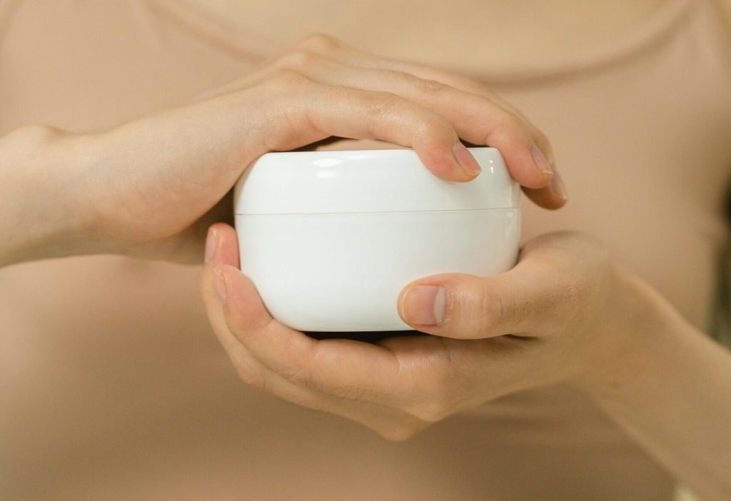 Menopauza poate aduce nu doar bufeuri și schimbări de dispoziție, ci și o serie de simptome mai puțin cunoscute, printre care și modificări ale pielii, fenomen ale cărui implicații devin tot mai clare în ultimii ani odată cu evoluția cercetărilor medicale