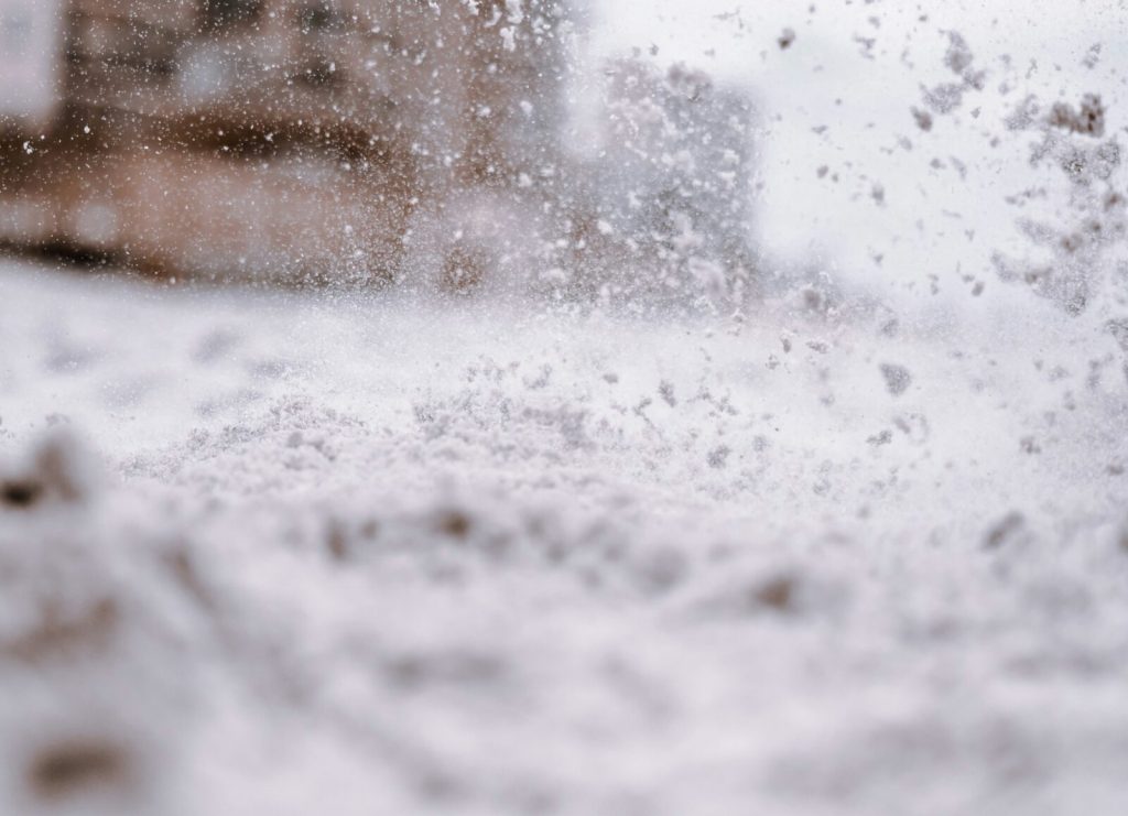 Perioadă de ger sever în București, cu ninsori și polei, până marți dimineața Municipiul București se află sub un avertisment meteo deosebit de rece, cu temperaturi negative și precipitații sub formă de lapoviță și ninsoare, valabil până marți dimineața