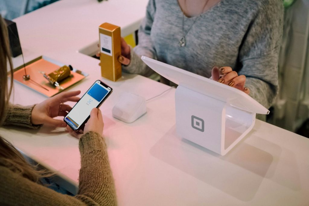 Plățile contactless, o prioritate pentru confortul utilizatorilor dar și o sursă de vulnerabilități majore În ultimii ani, tehnologia plăților fără contact a transformat radical modul în care românii și cetățenii din întreaga lume își gestionează banii