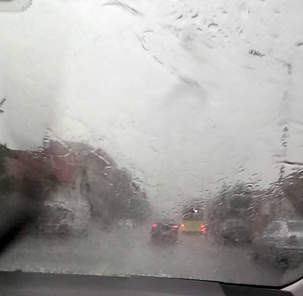 Trei județe din sud-vestul și vestul țării au fost încă o dată lovite de ploi torențiale în ultimele 24 de ore, provocând inundații și intervenții ale autorităților pentru evacuarea persoanelor și scoaterea apelor din gospodării