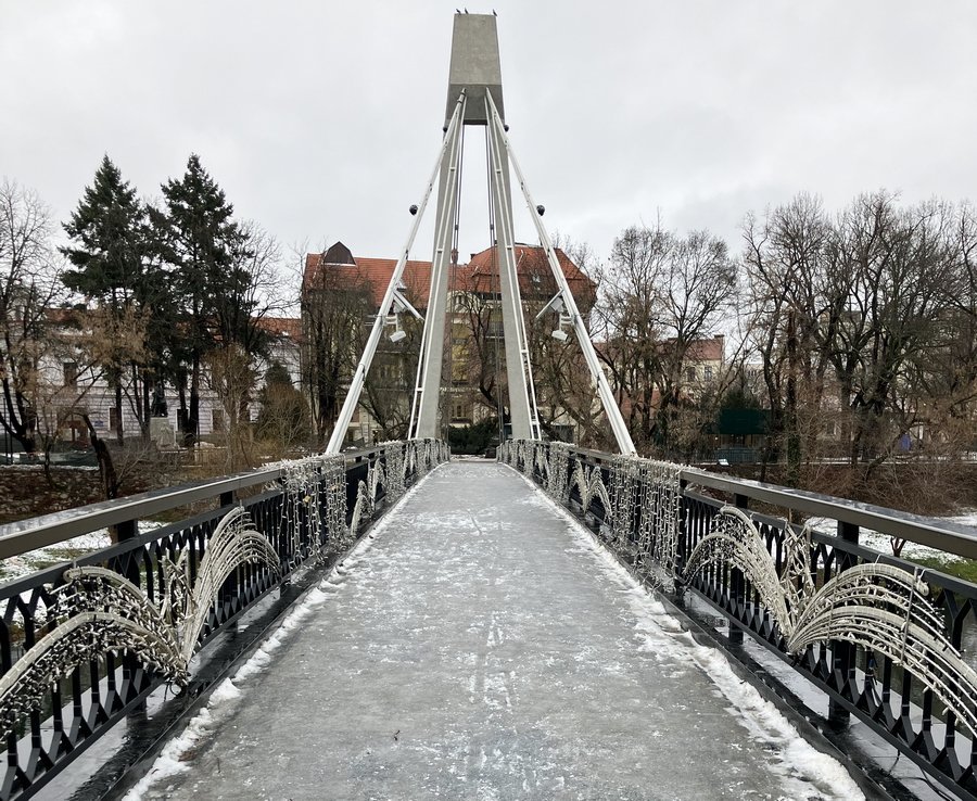 Podul Intelectualilor din Oradea, recent reabilitat și dotat cu facilități moderne, devine o surpriză neplăcută pentru locuitorii orașului în aceste zile geroase