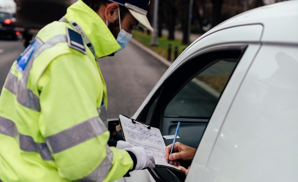 Șofer beat și cu permisul suspendat, prins în timp ce transporta șapte copii pe drumul național din Cluj Un incident grav petrecut pe drumul național DN1R, în localitatea Călățele, a scos la iveală încă o dată pericolele conducerii imprudente și nerespectarea regulilor de circulație