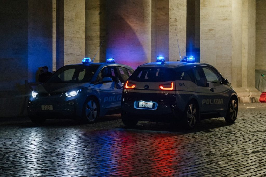 Un tânăr de 20 de ani, originar din Nordul Africii, a fost împușcat mortal de către polițiști în Milano, într-un incident care ridică semne de întrebare asupra operațiunilor din cartierul Rogoredo, o zonă cu reputație problematică, cunoscută pentru traficul de droguri și activități infracționale frecvente