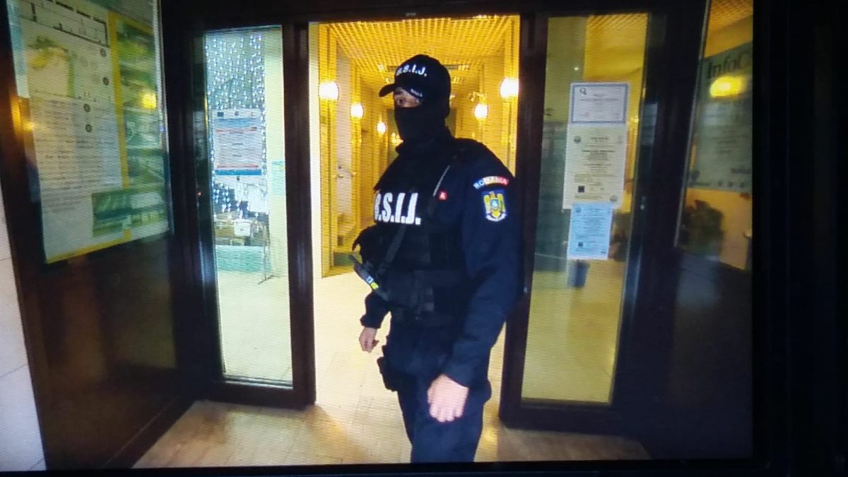 Primarul comunei Izvoarele, Silviu Marius Cazacu, reținut de procurorii DIICOT pentru acuzații grave privind pornografia infantilă și coruperea minorilor Un caz alarmant zguduie scena politică locală din județul Giurgiu, după ce procurorii DIICOT au dispus, marți, reținerea pentru 24 de ore a primarului comunei Izvoarele, Silviu Marius Cazacu, acuzat de infracțiuni grave legate de pornografie infantilă, corupere sexuală a minorilor și influențarea declarațiilor