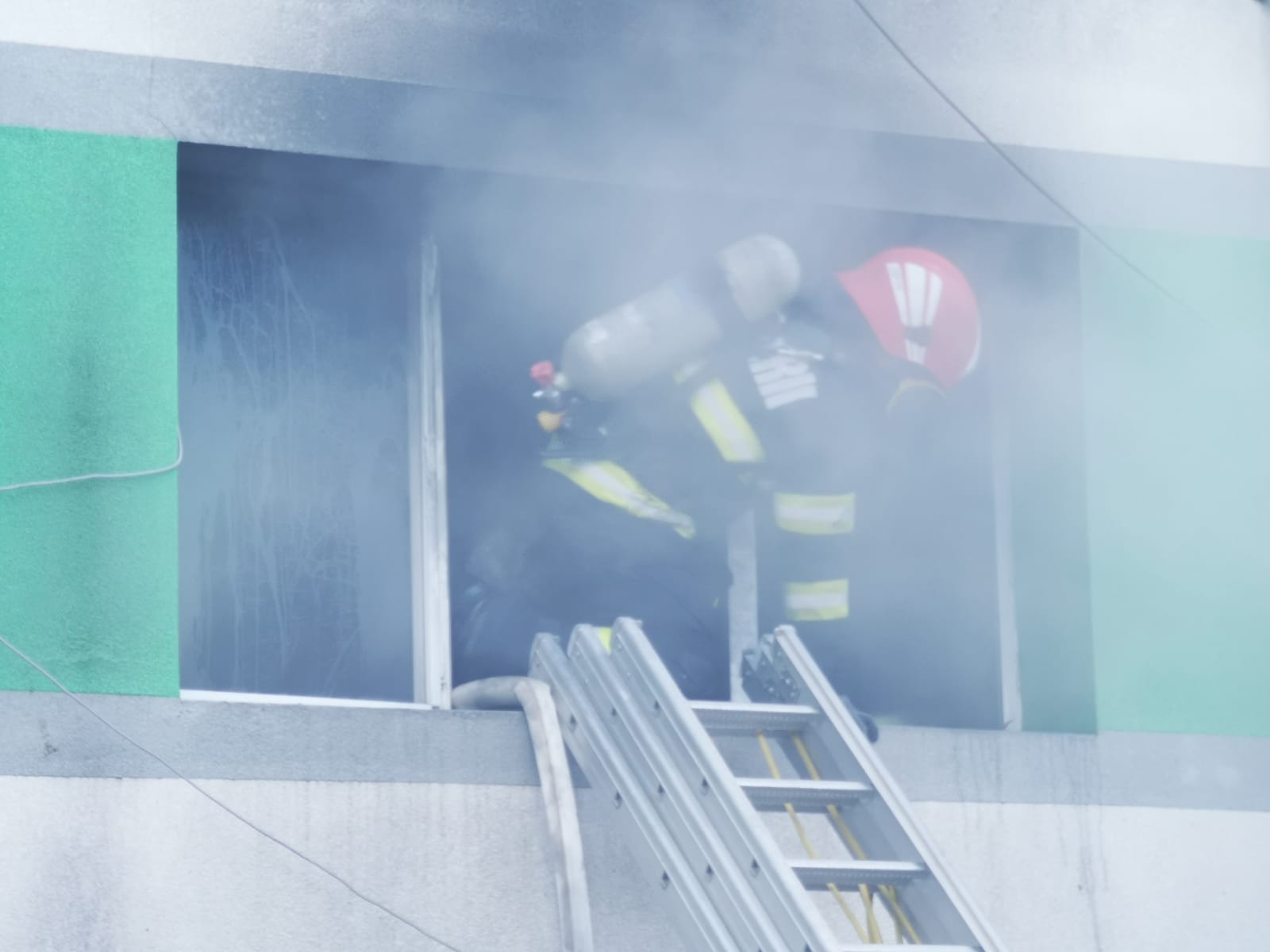 Tragedie în județul Brașov: un minor de 16 ani și-a pierdut viața în urma unui incendiu devastator O dimineață tragică a marcat satul Breb, din apropierea orașului Brașov, după ce un incendiu violent a mistuit locuința familiei Tănase, culminând cu pierderea vieții unui adolescent de numai 16 ani