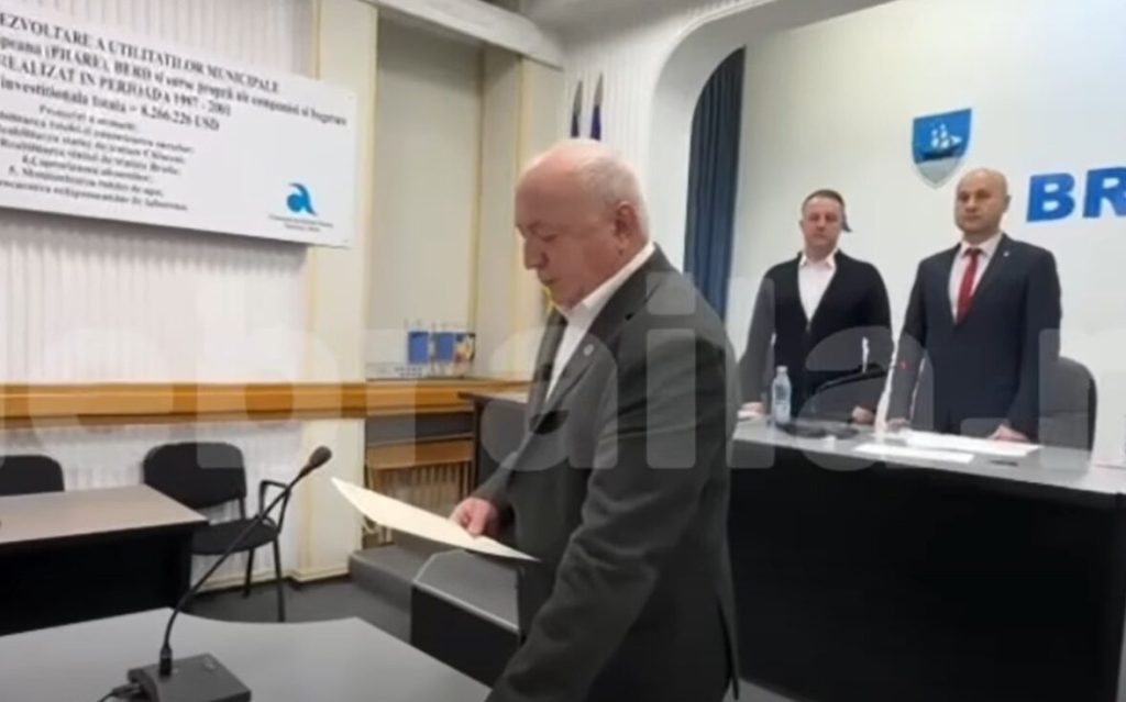 Moment stânjenitor în deschiderea ședinței Consiliului Local Brăila: consilierul PNL Petrică Popa surprins în situație penibilă Un incident mai puțin obișnuit a avut loc în cadrul ultimei ședințe a Consiliului Local Brăila, generând rumoare printre participanți și cetățeni