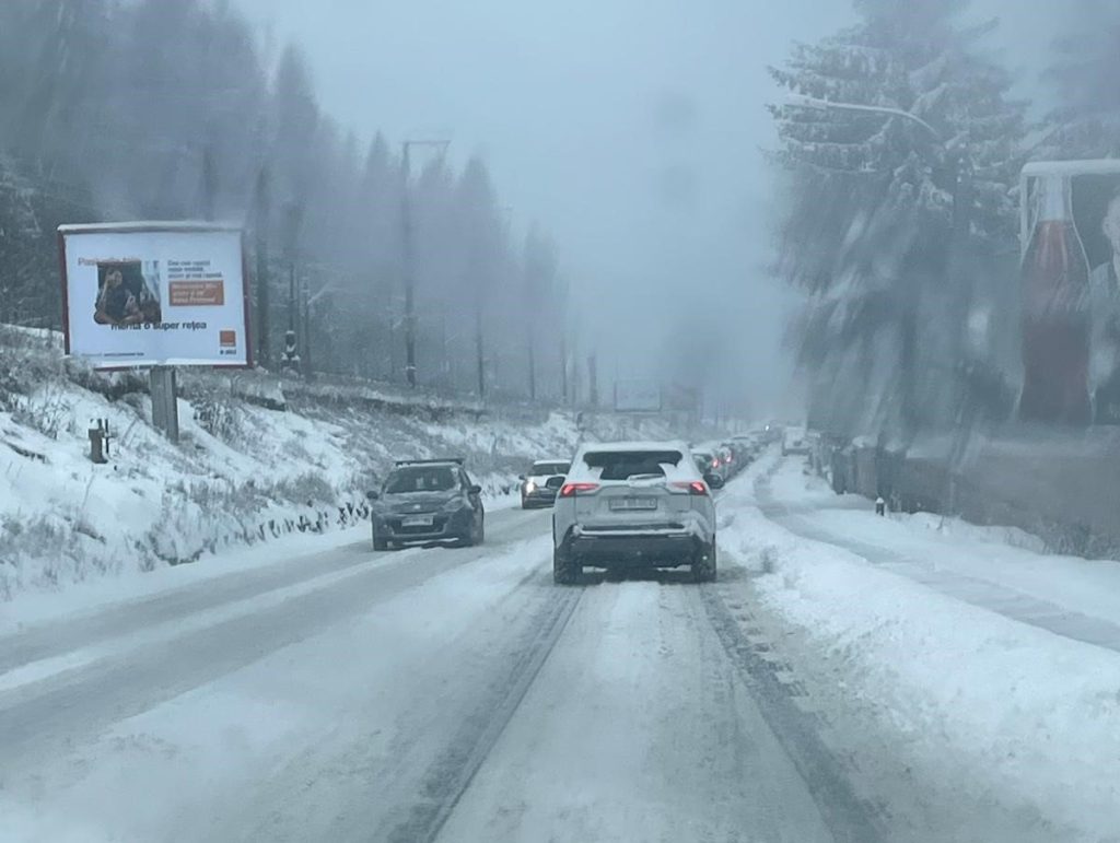 Ninsoare torențială în centrul țării: drumurile naționale și autostrăzile sunt blocaj Noaptea de 3 ianuarie a adus o ninsoare abundentă care a complicat semnificativ traficul rutier în zona centrală a României