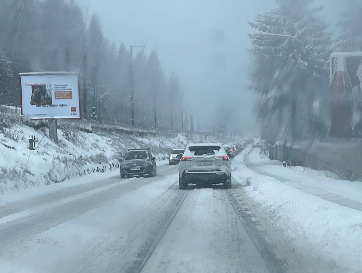 Ninsoare torențială în centrul țării: drumurile naționale și autostrăzile sunt blocaj Noaptea de 3 ianuarie a adus o ninsoare abundentă care a complicat semnificativ traficul rutier în zona centrală a României