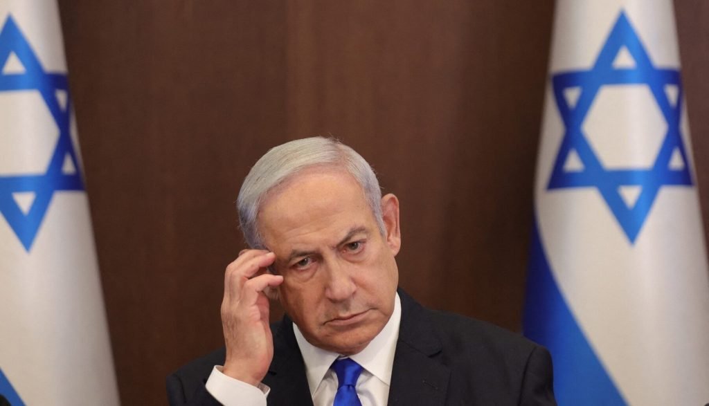 Poliția israeliană a anunțat duminică arestarea unui apropiat al fostului premier Benjamin Netanyahu, într-un dosar de obstrucționare a justiției legat de scurgeri de informații confidențiale privind războiul din Gaza