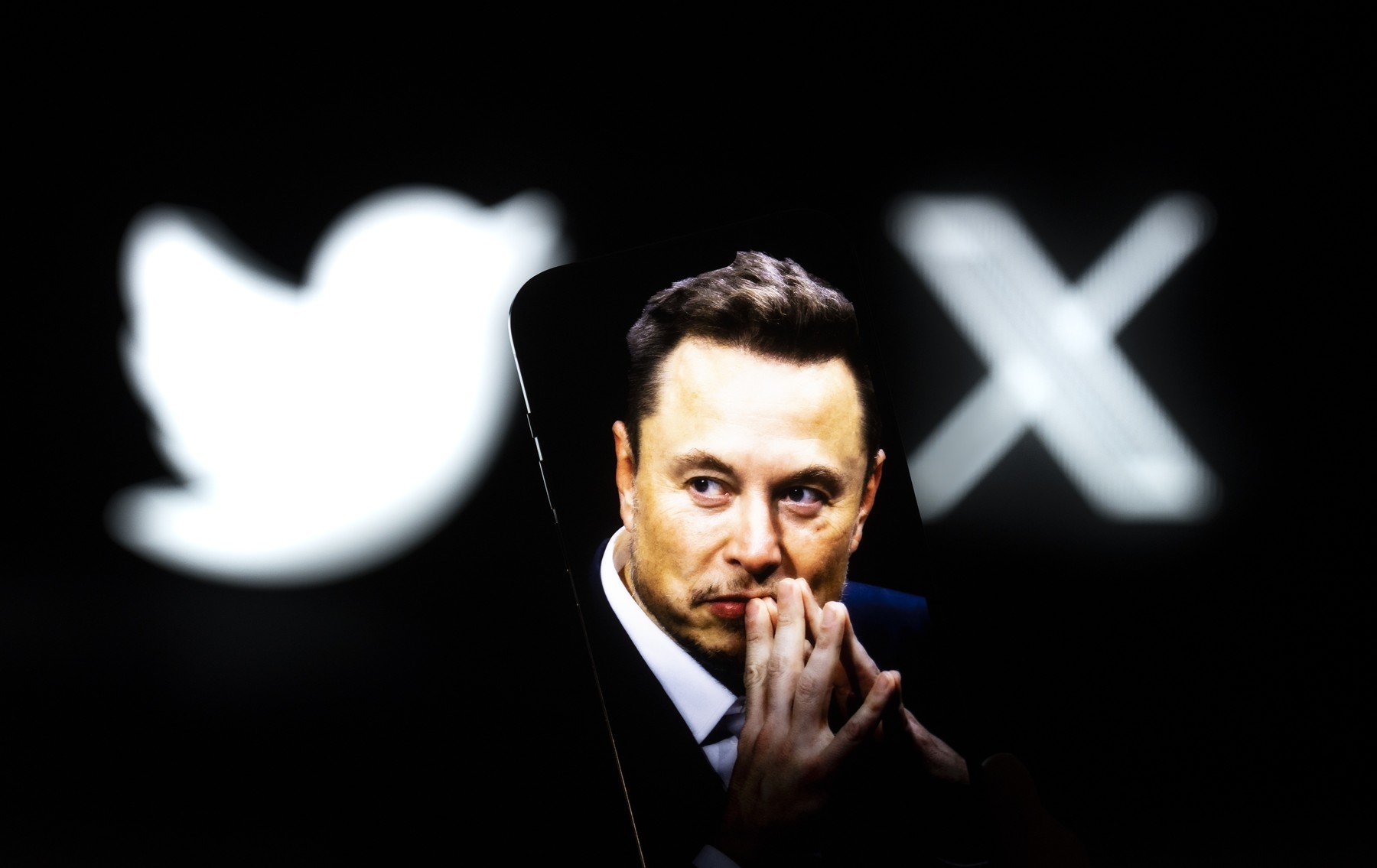 Elon Musk acuză criticii platformei X de cenzură, în timp ce probleme legate de conținutul generat de inteligența artificială continuă să devină o preocupare majoră pentru autoritățile din întreaga lume Elon Musk și acuzațiile de cenzură pe platforma X Fondatorul Tesla și SpaceX, Elon Musk, a făcut recent o declarație controversată legată de criticii activi ai platformei sale de socializare, X (fostul Twitter)
