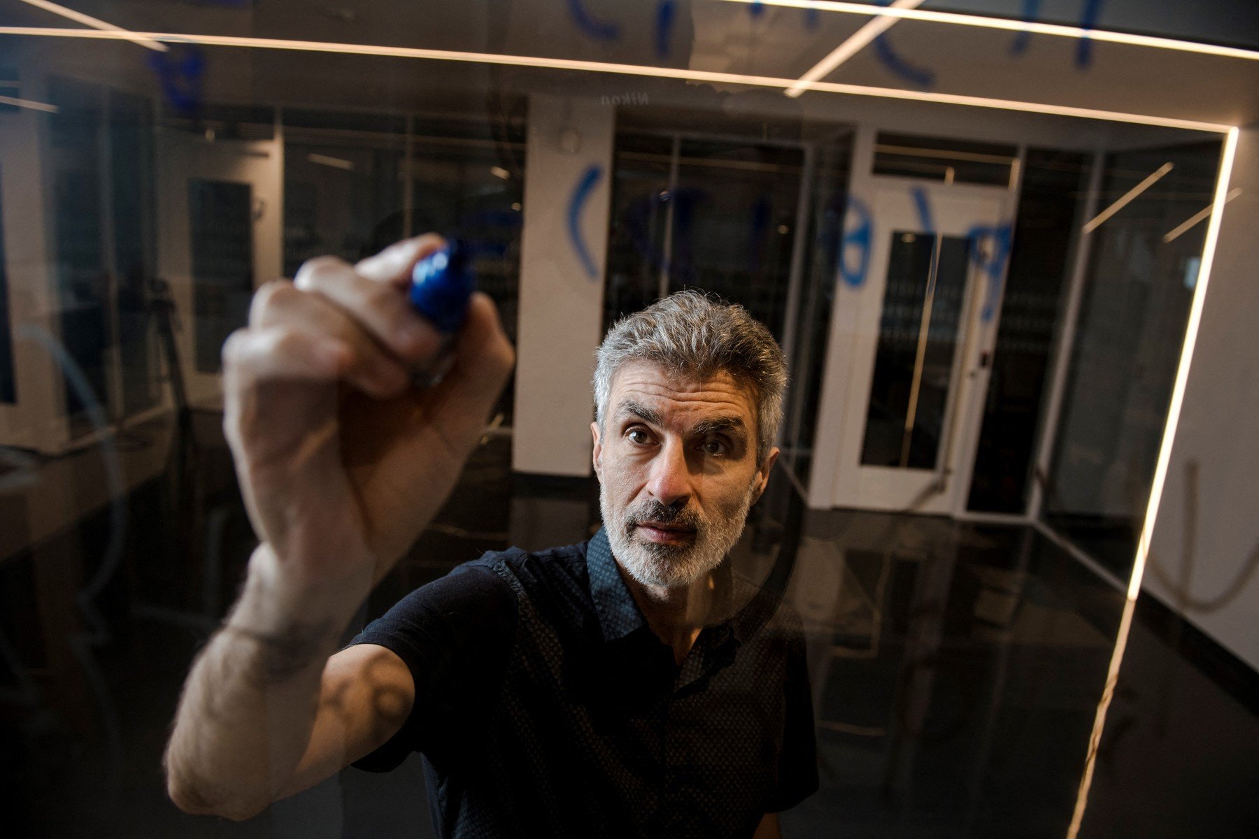 Yoshua Bengio, unul dintre pionierii învățării profunde, începe să își schimbe radical discursul despre riscurile inteligenței artificiale, anunțând o perspectivă mai optimistă asupra soluțiilor tehnice pentru controlul și siguranța sistemelor superinteligente