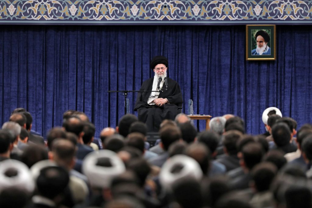 Khamenei recunoaște dificultățile economice ale Iranului, avertizând în același timp împotriva revoltelor Liderul suprem al Iranului, ayatollahul Ali Khamenei, a făcut recent o declarație ce evidențiază o schimbare subtilă în retorica oficială în contextul protestelor masive declanșate de criza economică și sancțiunile internaționale