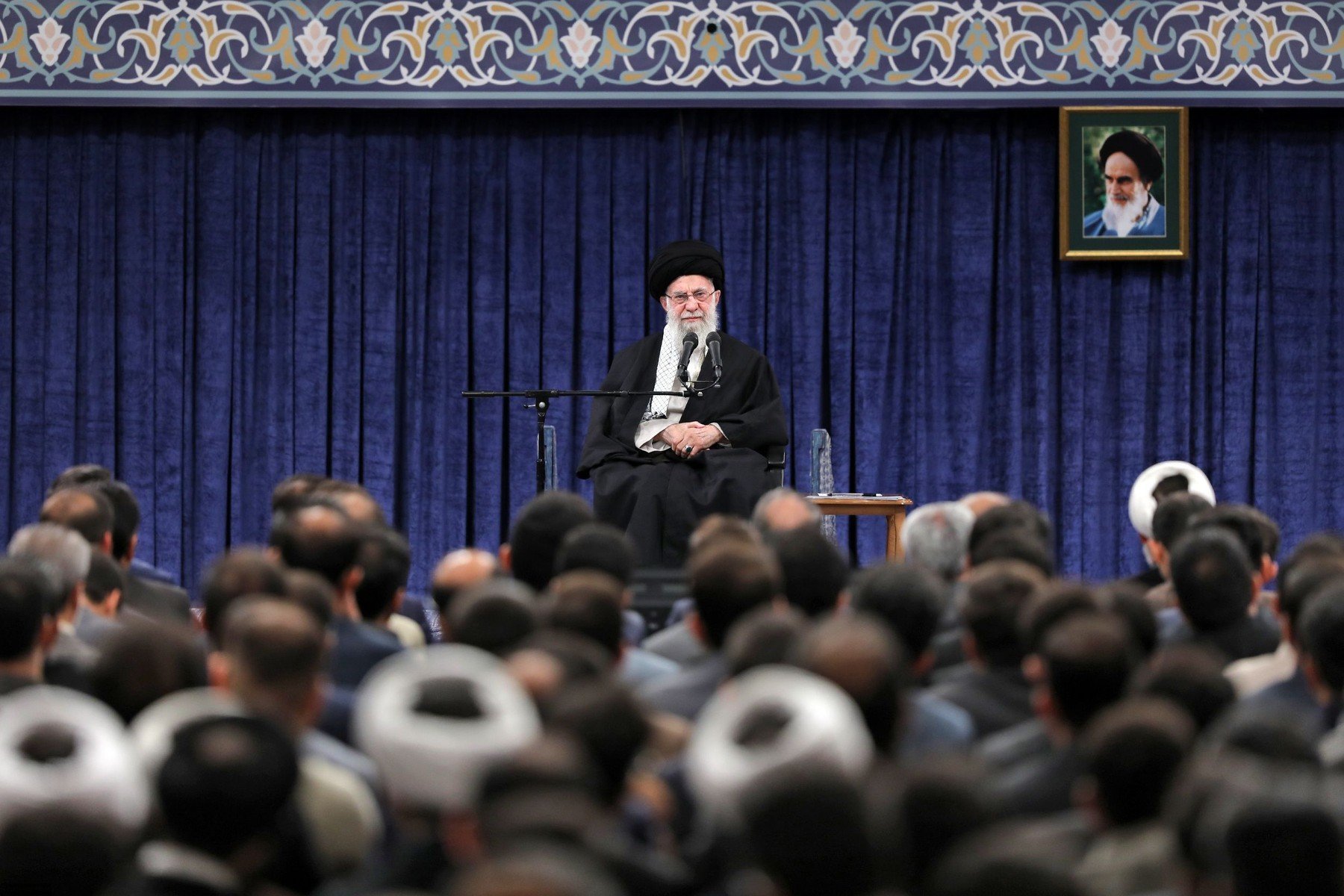 Khamenei recunoaște dificultățile economice ale Iranului, avertizând în același timp împotriva revoltelor Liderul suprem al Iranului, ayatollahul Ali Khamenei, a făcut recent o declarație ce evidențiază o schimbare subtilă în retorica oficială în contextul protestelor masive declanșate de criza economică și sancțiunile internaționale
