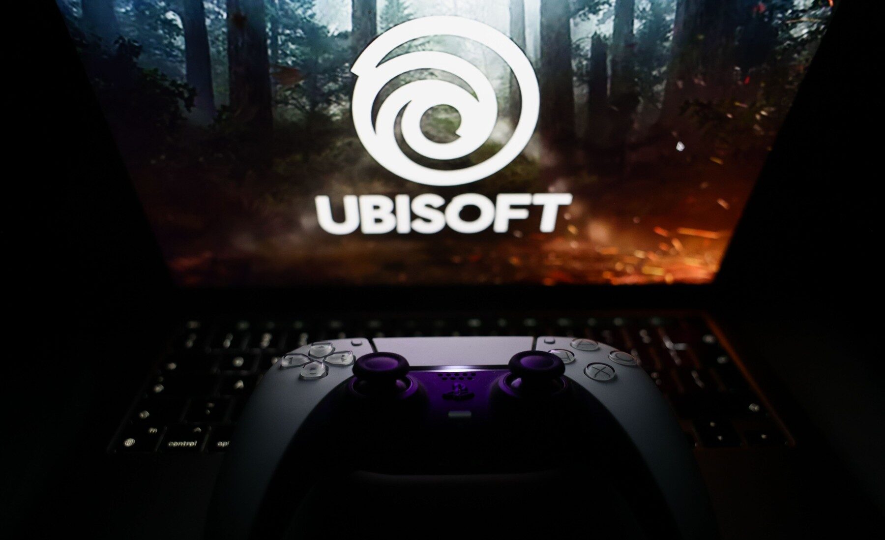 Acțiunile Ubisoft se prăbușesc pe bursă după anunțul despre întreruperea dezvoltării unor jocuri Bursa din Paris a marcat o cădere dramatică pentru acțiunile Ubisoft, unul dintre cei mai mari dezvoltatori de jocuri video din lume, după anunțul companiei privind anularea și amânarea mai multor proiecte