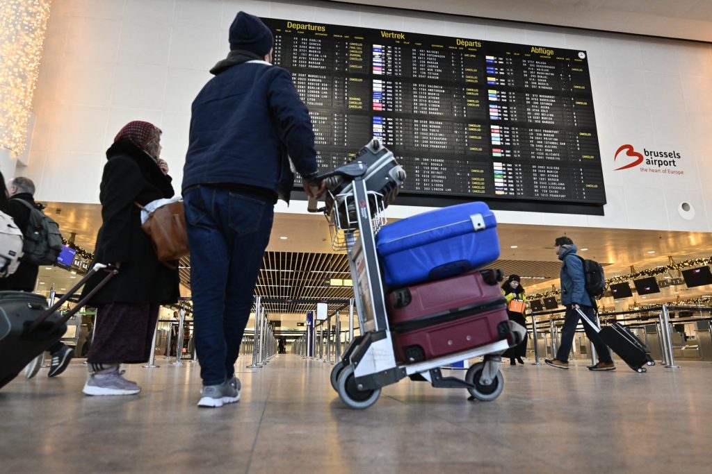 Aeroporturile din Austria și Cehia, afectate de condițiile meteo extreme: operațiuni suspendate și restricții de zbor Ceața persistentă și temperaturile scăzute din ultimele zile au transformat pistele Aeroportului Internațional din Viena și cel din Praga într-un adevărat teren minat pentru operațiuni aeriene, obligând autoritățile să impună măsuri de urgență pentru siguranța pasagerilor și a echipajelor