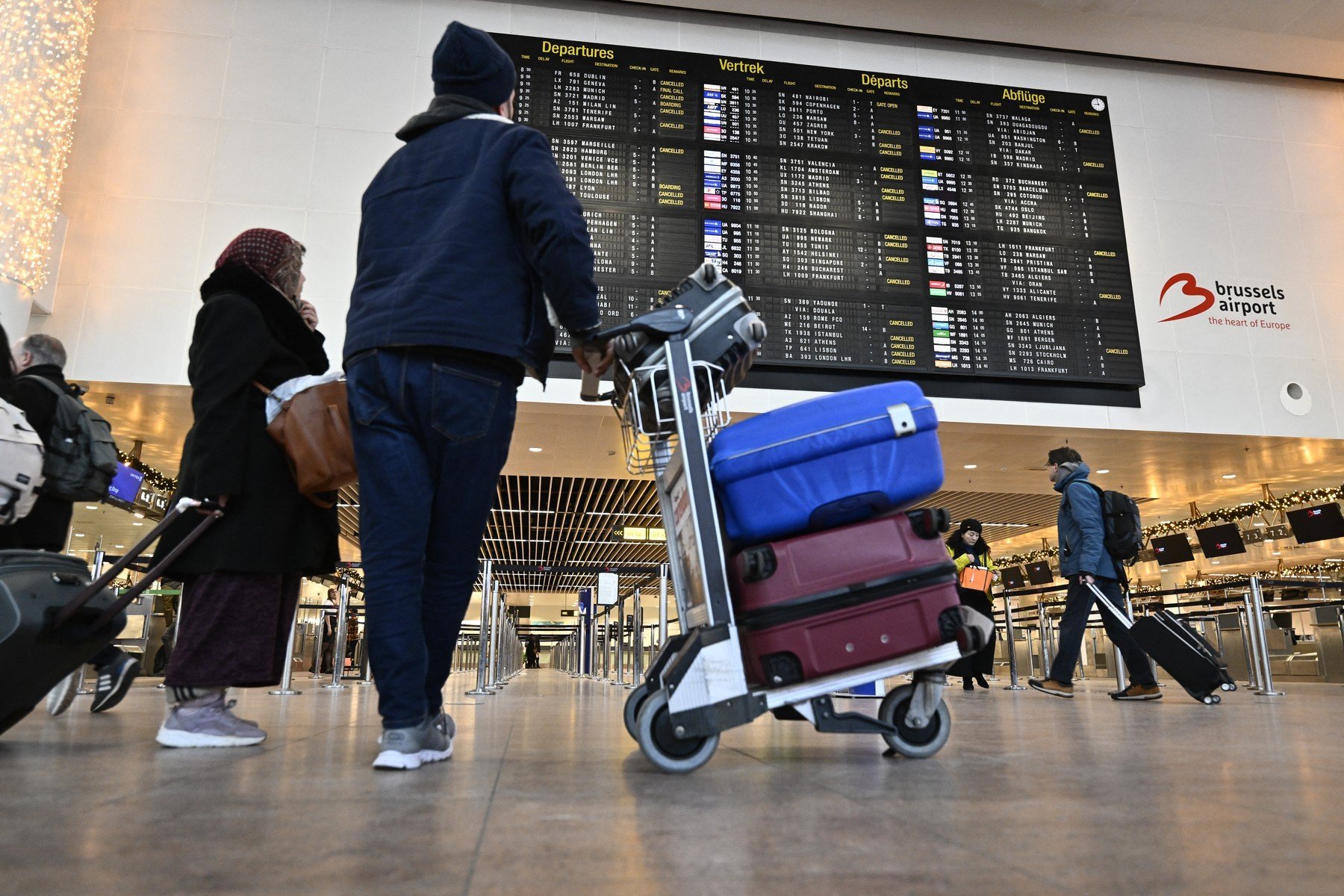 Aeroporturile din Austria și Cehia, afectate de condițiile meteo extreme: operațiuni suspendate și restricții de zbor Ceața persistentă și temperaturile scăzute din ultimele zile au transformat pistele Aeroportului Internațional din Viena și cel din Praga într-un adevărat teren minat pentru operațiuni aeriene, obligând autoritățile să impună măsuri de urgență pentru siguranța pasagerilor și a echipajelor