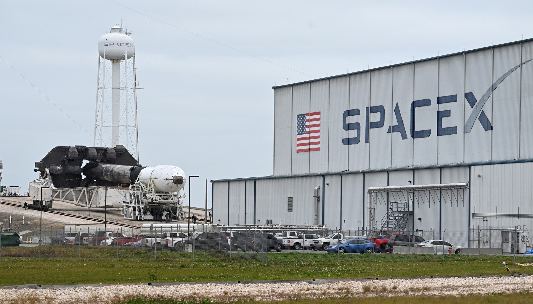 SpaceX analizează oportunitatea unei fuziuni cu Tesla, în timp ce explorează și o combinație alternativă cu compania de inteligență artificială xAI, conform informațiilor obținute de Bloomberg