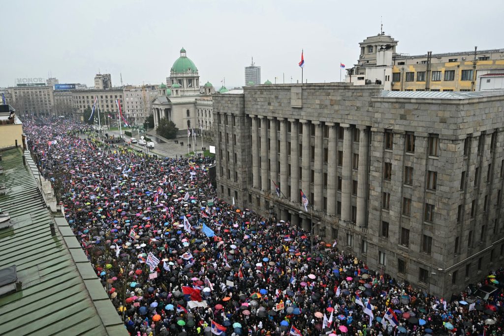 Mii de persoane protestează în Belgrad împotriva guvernului