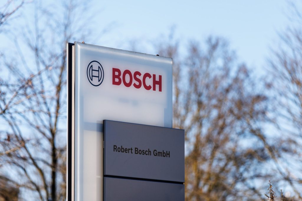Bosch și-a consolidat poziția în piața tehnologiei auto, anticipând vânzări record de software în anii următori Compania germană Bosch, unul dintre cei mai importanți furnizori de componente auto la nivel mondial, se aşteaptă la creșteri semnificative ale vânzărilor de software în următorii ani, ca urmare a transformării industriei auto spre soluții digitale și tehnologii inteligente