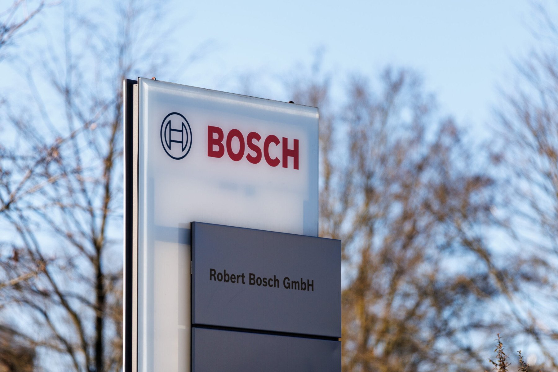 Bosch și-a consolidat poziția în piața tehnologiei auto, anticipând vânzări record de software în anii următori Compania germană Bosch, unul dintre cei mai importanți furnizori de componente auto la nivel mondial, se aşteaptă la creșteri semnificative ale vânzărilor de software în următorii ani, ca urmare a transformării industriei auto spre soluții digitale și tehnologii inteligente