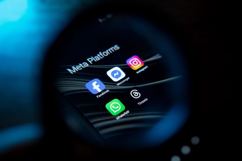 Adolescenți din Australia declară că viața lor s-a transformat după interzicerea rețelelor sociale pentru minorii sub 16 ani, iar tinerii, deja familiarizați cu lumea digitală, simt acum pe pielea lor ce înseamnă să fi „deconectați” de telefon