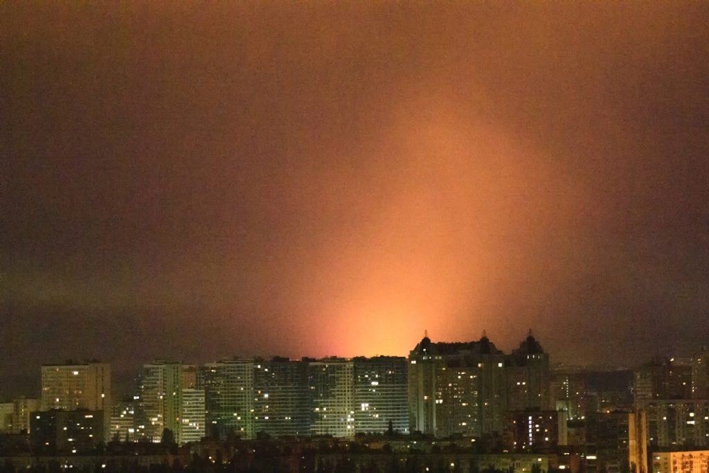 Președintele Ucrainei, Volodimir Zelenski, a anunțat miercuri că va declanșa starea de urgență în sectorul energetic, o măsură menită să răspundă situației extrem de complicate cauzate de atacurile rusești continue în ultimele săptămâni