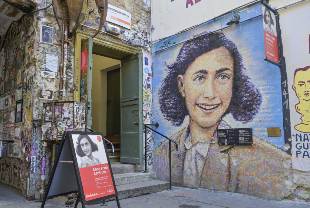 Eva Schloss, ultima martoră vie a Holocaustului și sora vitregă a Annei Frank, a plecat dintre noi la vârsta de 96 de ani, lăsând în urmă un testament al curajului și umanității