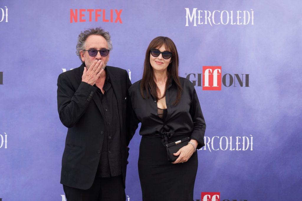 Tim Burton revine pe marele ecran în 2026 cu o reinterpretare a filmului cult Attack of the 50 Foot Woman (1958), semnată de regizorul american, renumit pentru stilul său unic de umor negru și universurile întunecate
