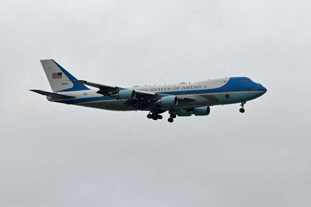 Avionul prezidențial american, Air Force One, a fost nevoit să revină la bază din cauza unei probleme electrice minore, chiar în momentul decolării spre Forumul Economic Mondial de la Davos