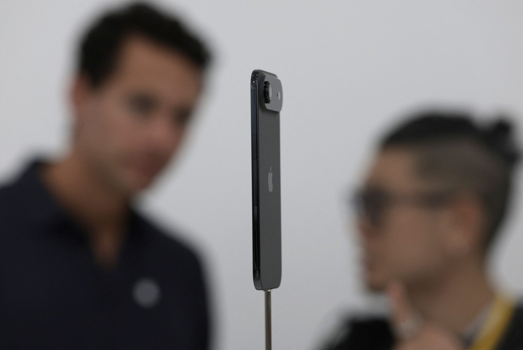 Apple a încheiat un parteneriat strategic cu Google pentru îmbunătățirea asistentului Siri și integrarea inteligenței artificiale în iPhone-uri Gigantul tech Apple face un pas surprinzător pe piața inteligenței artificiale, anunțând că va colabora cu Google pentru a-și perfecționa asistentul virtual Siri și pentru a integra noi funcționalități bazate pe inteligență artificială în dispozitivele sale