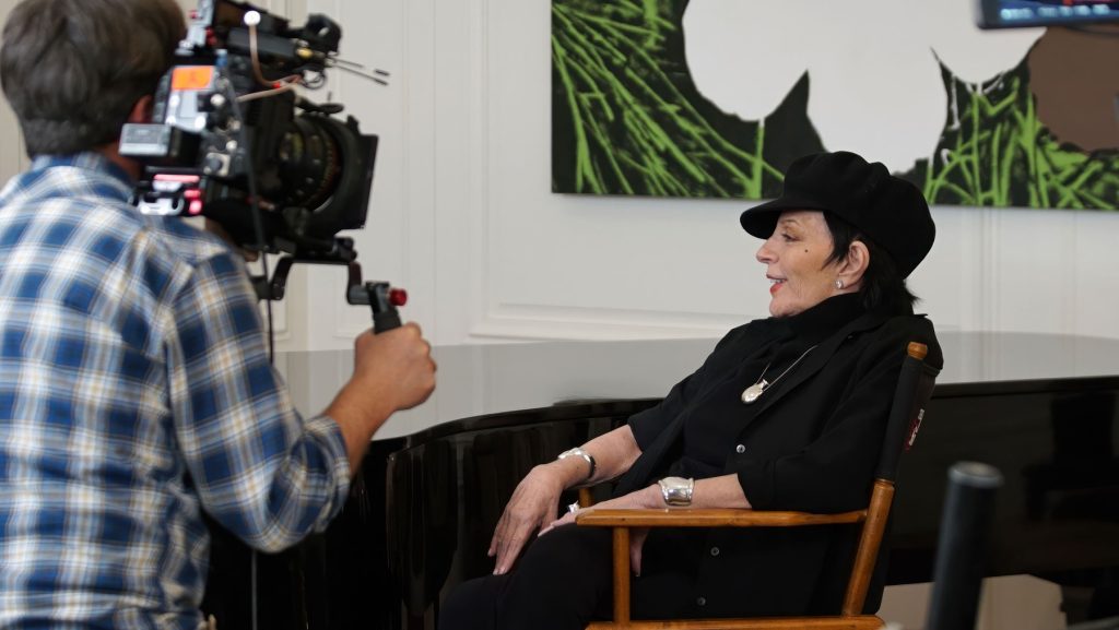 Liza Minnelli revigorează scena muzicală mondială după 13 ani de tăcere, atrăgând atenția printr-o metodă inedită: o piesă de dance generată cu ajutorul inteligenței artificiale