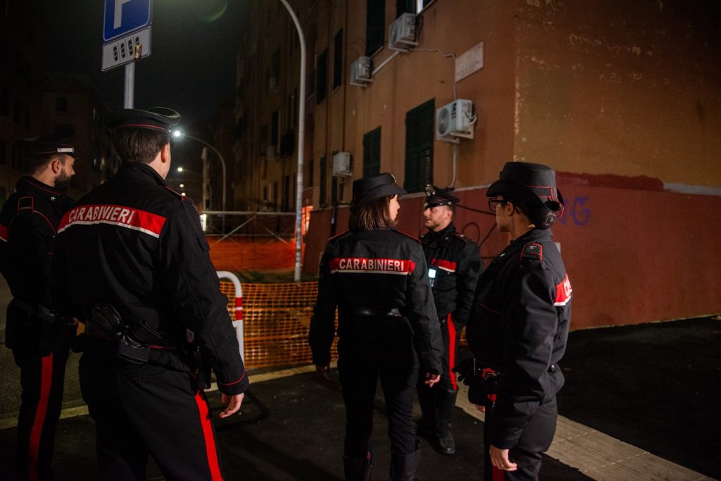 Doi bărbați, român de 32 de ani și italian de 36 de ani, au fost arestați în urma unei anchete care a durat mai multe luni, fiind acuzați de comiterea unui jaf armat violent asupra unei benzinării din Massarosa, în apropiere de Pisa