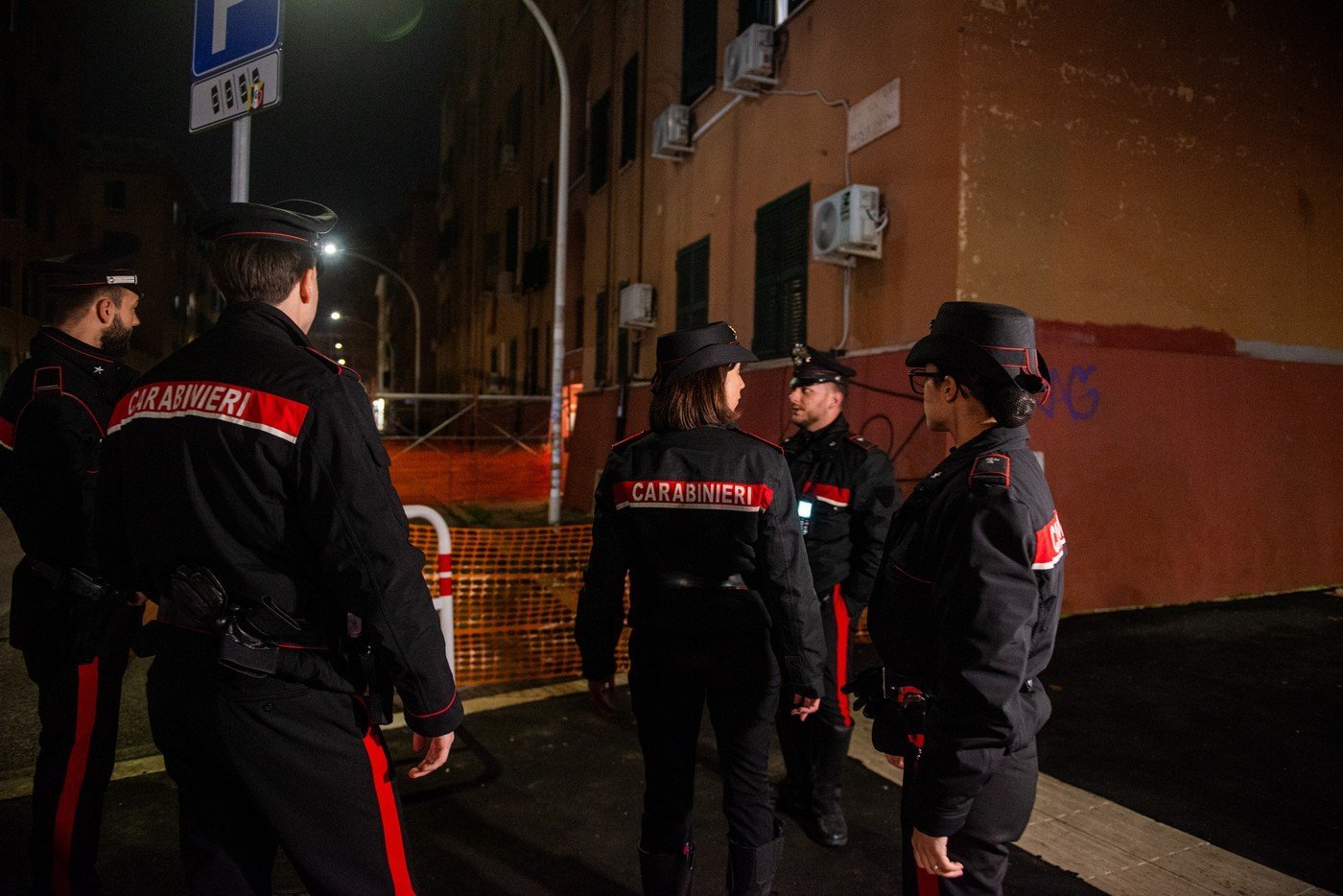 Doi bărbați, român de 32 de ani și italian de 36 de ani, au fost arestați în urma unei anchete care a durat mai multe luni, fiind acuzați de comiterea unui jaf armat violent asupra unei benzinării din Massarosa, în apropiere de Pisa