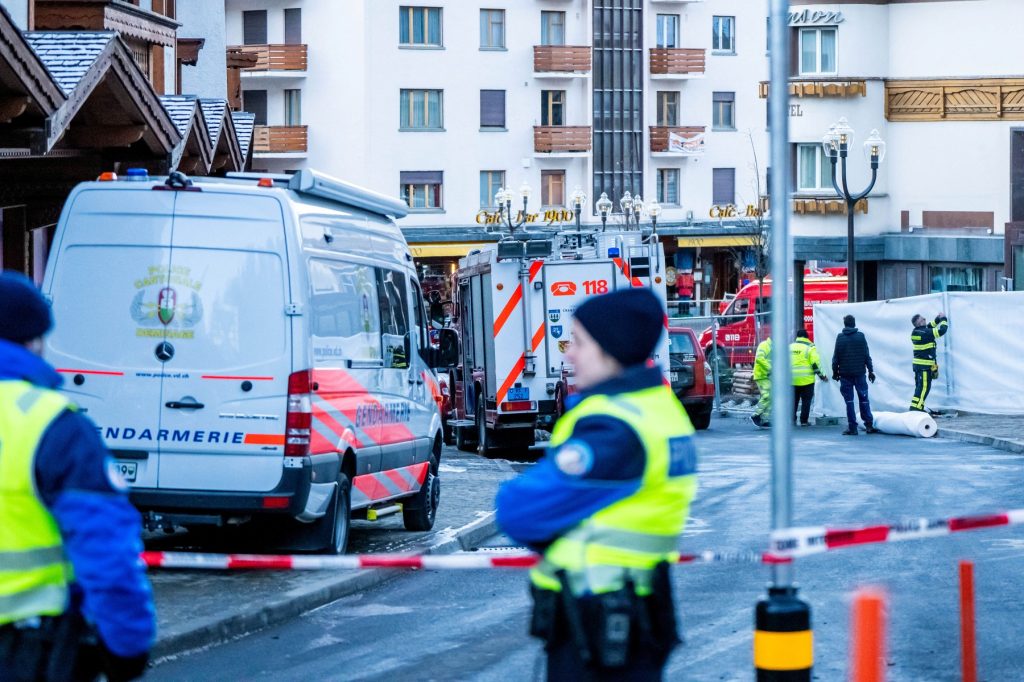 Tensiune și panică la Revelion în inima Alpiilor: două tinere franceze povestesc drama din barul în flăcări din Crans-Montana O noapte fatidică pentru turiștii aflați în stațiunea montană Crans-Montana, din Elveția, a marcat profund comunitatea locală și pe rudele victimelor