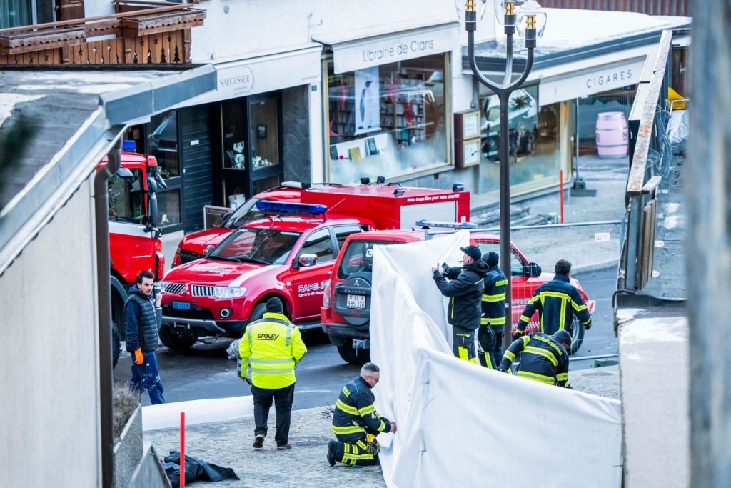 Managerul barului Le Constellation, închisoare pentru tragedia de la Crans-Montana Un nou capitol în ancheta despre dezastrul din noaptea de Revelion, când 40 de oameni au pierit într-un incendiu devastator la barul Le Constellation din Crans-Montana, a fost deschis vineri, odată cu arestarea managerului local, Jacques Moretti
