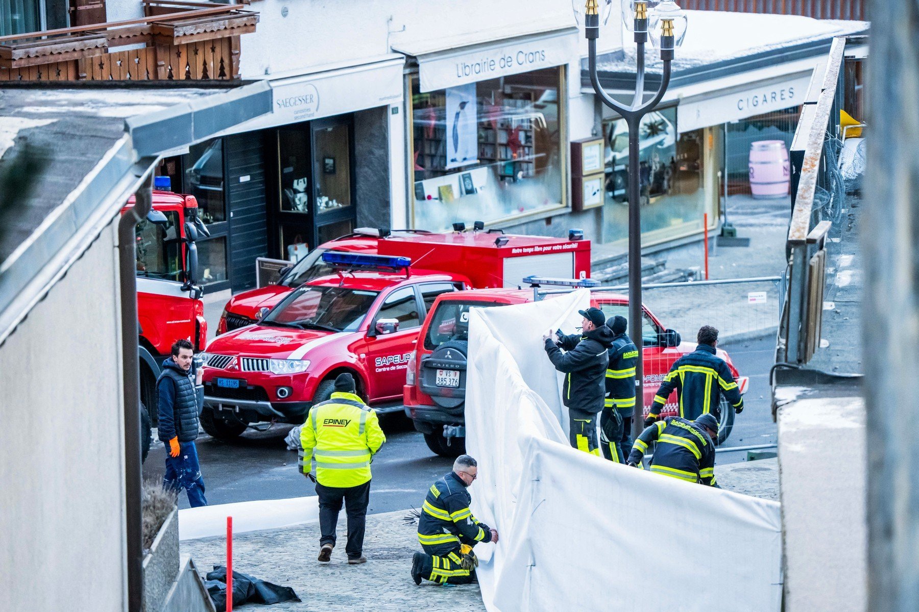 Managerul barului Le Constellation, închisoare pentru tragedia de la Crans-Montana Un nou capitol în ancheta despre dezastrul din noaptea de Revelion, când 40 de oameni au pierit într-un incendiu devastator la barul Le Constellation din Crans-Montana, a fost deschis vineri, odată cu arestarea managerului local, Jacques Moretti