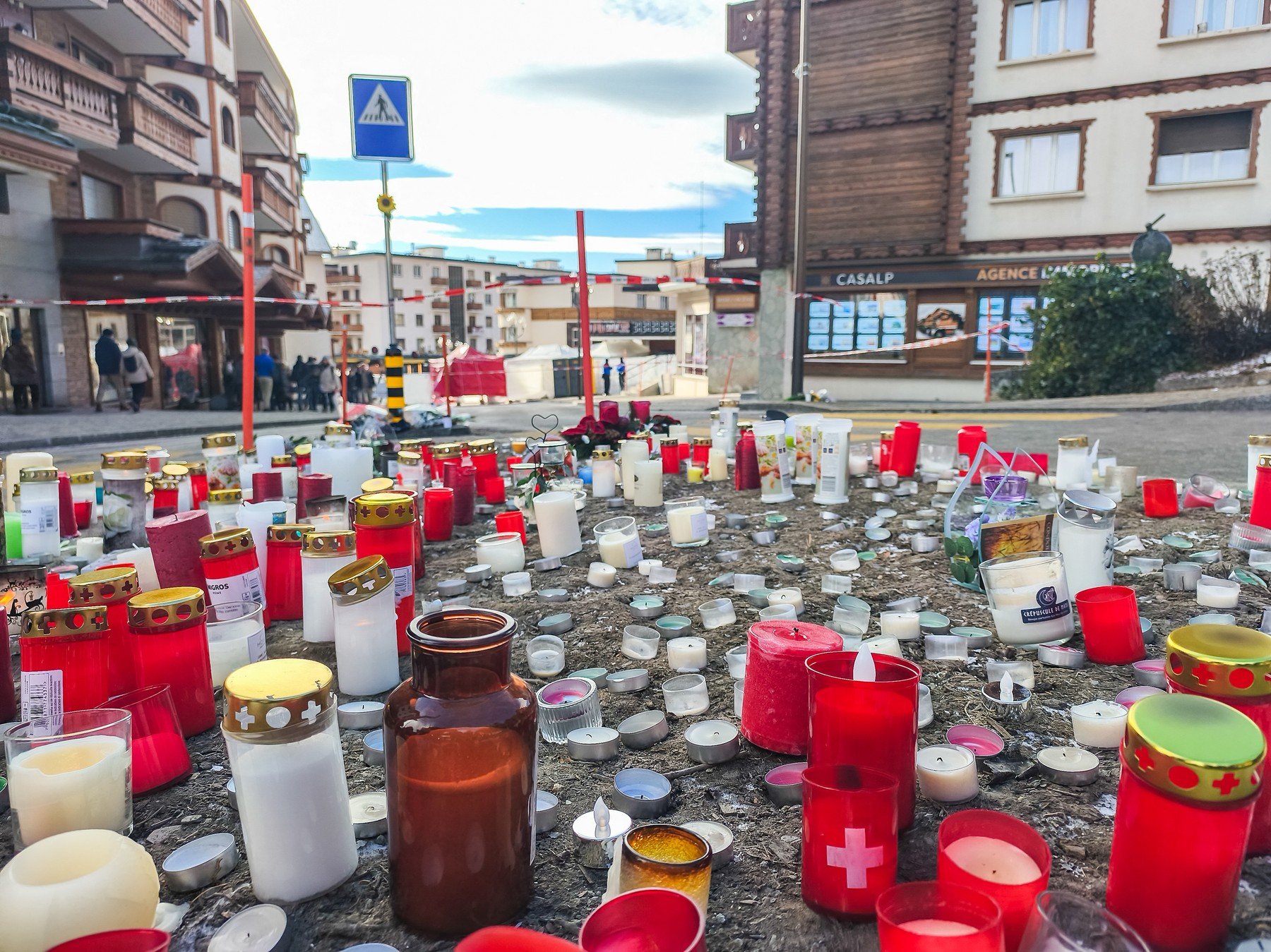 Elveția intră în doliu național după tragedie la Crans-Montana: 40 de victime și un semnal de alarmă pentru siguranța localurilor Elveția a decretat pentru ziua de vineri, 9 ianuarie, o zi de doliu național, în semn de respect față de victimele incendiului devastator petrecut în noaptea de Revelion, într-un bar din stațiunea montană Crans-Montana